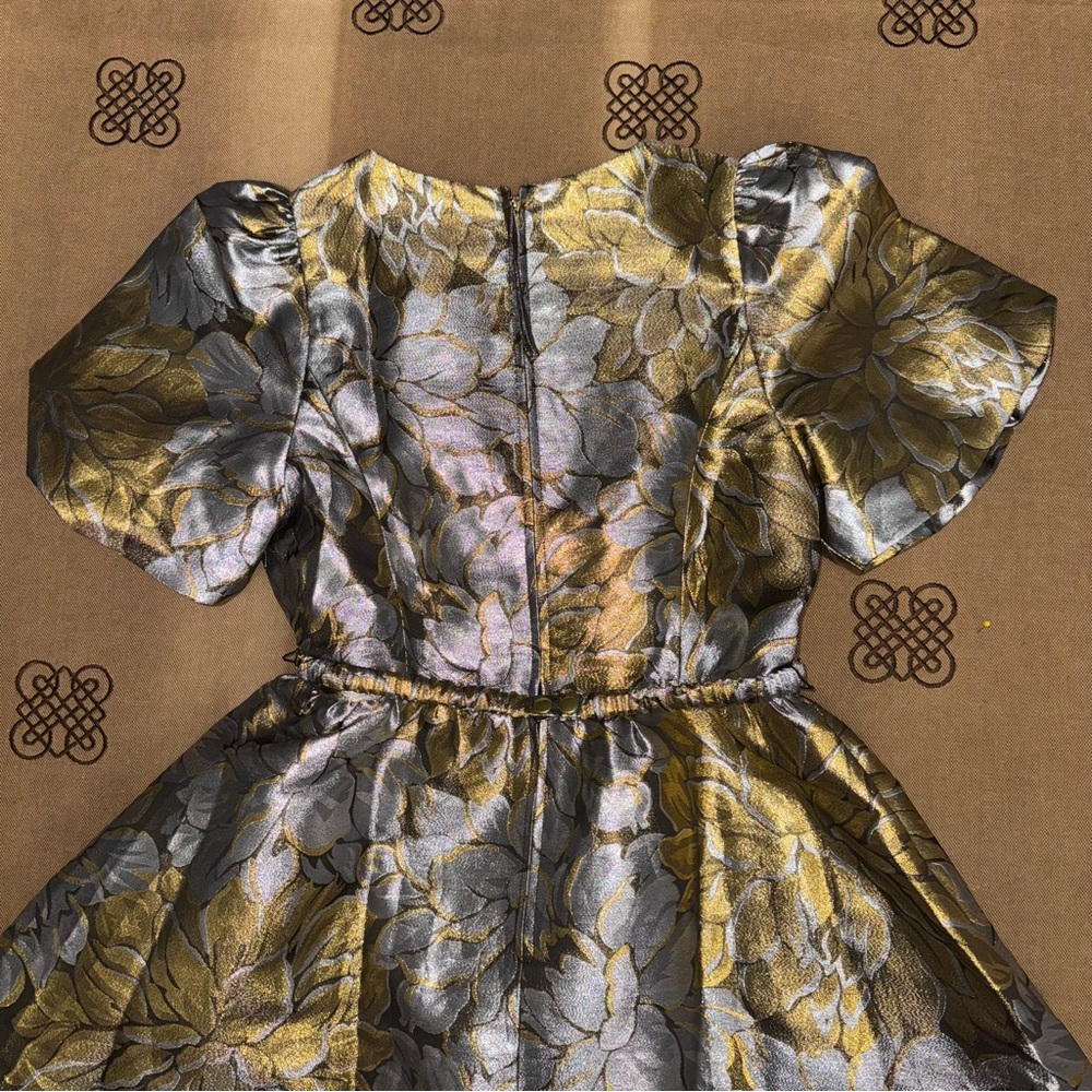 Lilly Pulitzer Priyanka Short Sleeve Dress In Gold Metallic Peony Parade Brocade - Picture 15 of 17